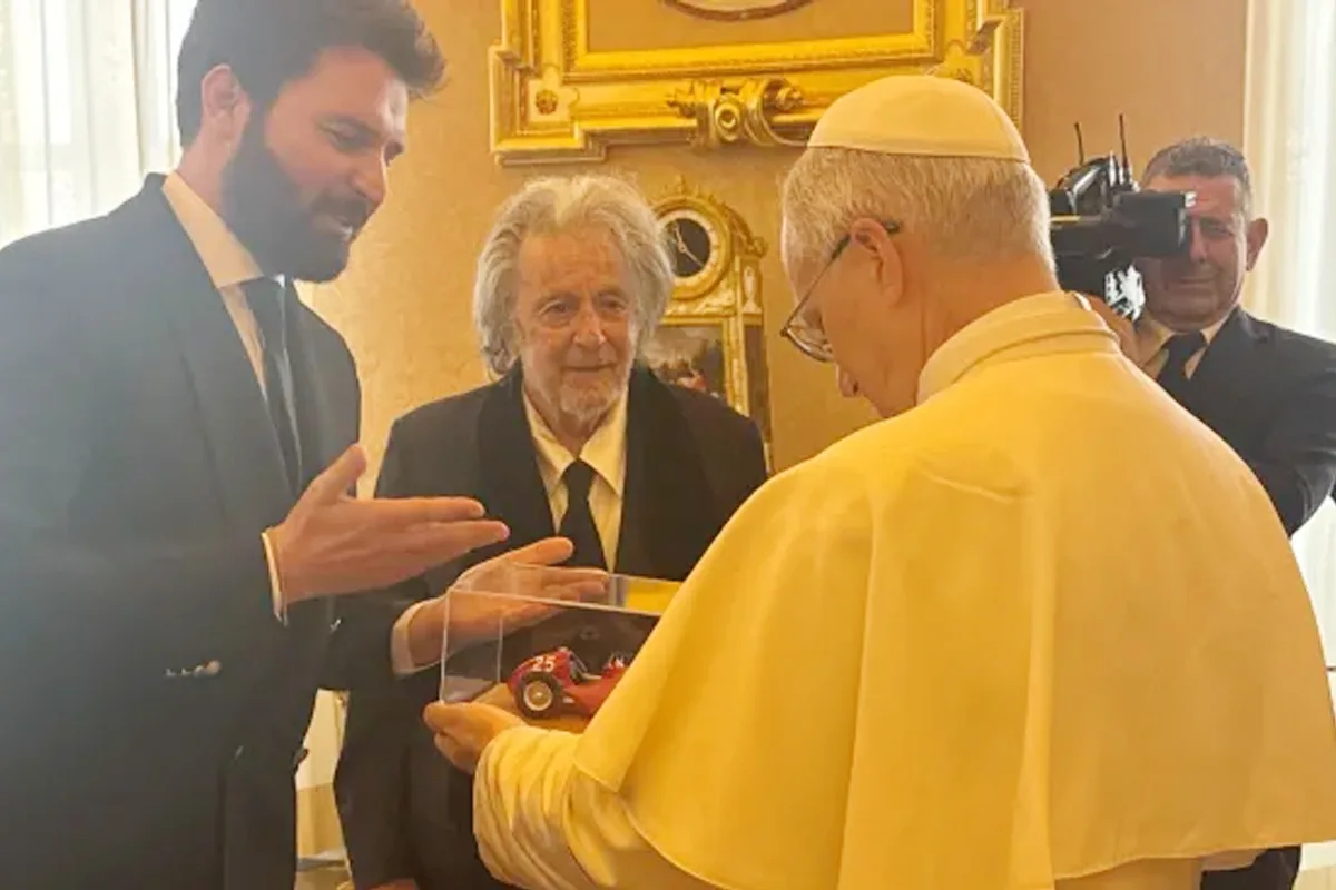 بابا الفاتيكان يلتقي بالنجم السينمائي آل باتشينو بابا الفاتيكان يلتقي بالنجم السينمائي آل باتشينو