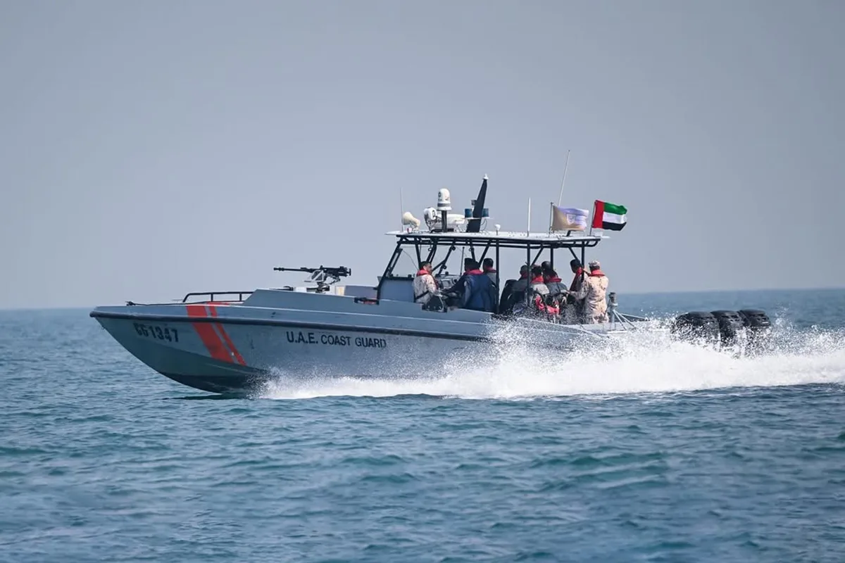 الحرس الوطني الإماراتي يقوم بعملية إنقاذ لـ24 فرداً من سفينة نفطية
