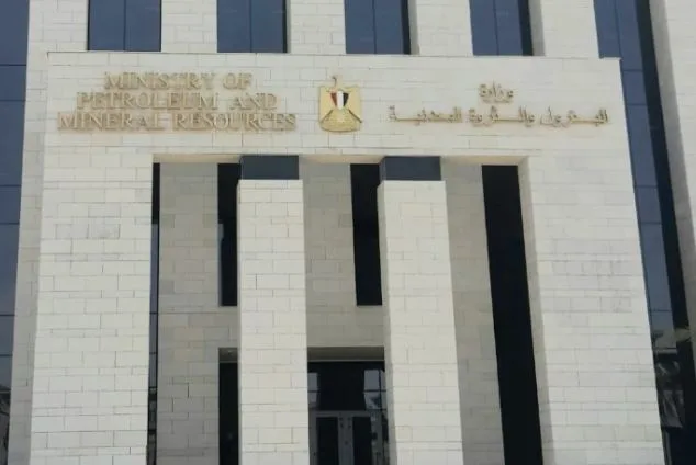 البترول: حصول 4 شركات على عقود للبحث عن الرمال الزجاجية والكاولين في الصحراء الشرقية البترول: حصول 4 شركات على عقود للبحث عن الرمال الزجاجية والكاولين في الصحراء الشرقية