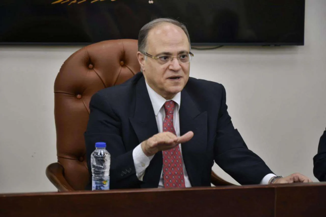 رئيس هيئة الدواء يرد على تهديدات بإغلاق 100 مصنع: تصريحات لا تستند إلى الحقائق
