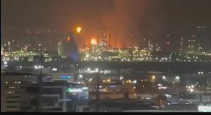 مسؤول إسرائيلي: 3 ضحايا في الهجوم الإيراني على محطة النفط في حيفا مسؤول إسرائيلي: 3 ضحايا في الهجوم الإيراني على محطة النفط في حيفا