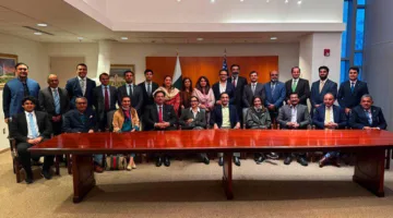 وصول وفد دبلوماسي من باكستان إلى لندن بهدف تعزيز التدخل الدولي لحل القضايا العالقة مع الهند