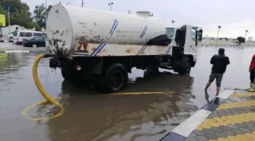 محافظ الغربية يقوم بمتابعة جهود سحب مياه الأمطار في المحلة الكبرى بشكل ميداني.