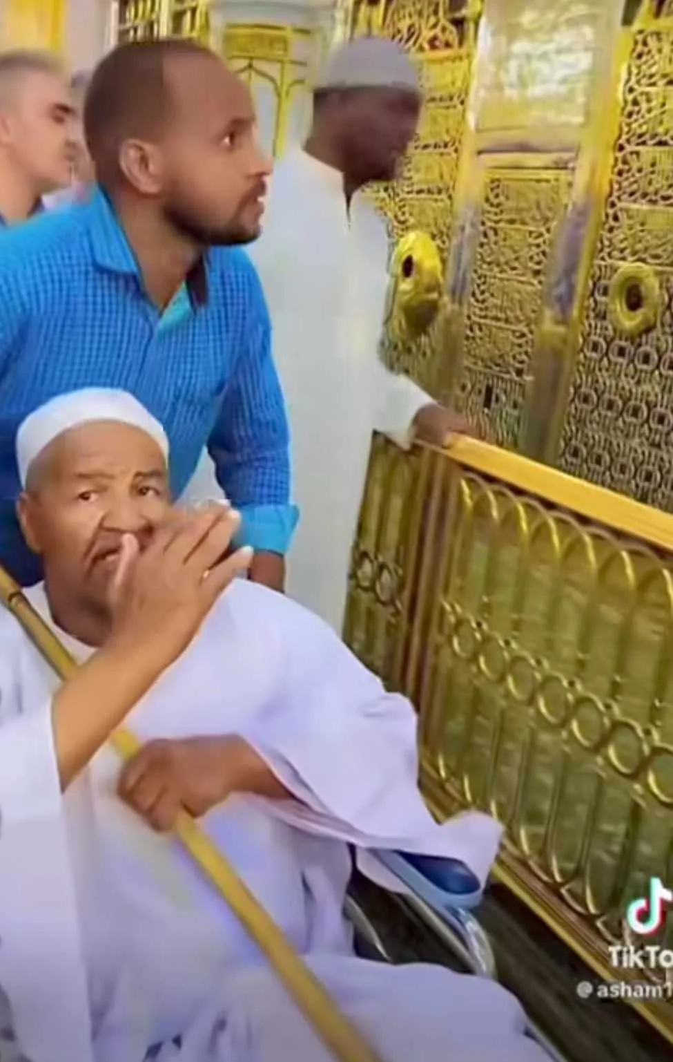 شاهد الفيديو: في أحدث ظهور له بعد أدائه مناسك الحج وقبل مغادرته الأراضي المقدسة، نجم السوشيال ميديا حماد عبد الله يناشد بالدعاء: “يا الله اصلح أوضاع السودان”. شاهد الفيديو: في أحدث ظهور له بعد أدائه مناسك الحج وقبل مغادرته الأراضي المقدسة، نجم السوشيال ميديا حماد عبد الله يناشد بالدعاء: “يا الله اصلح أوضاع السودان”.