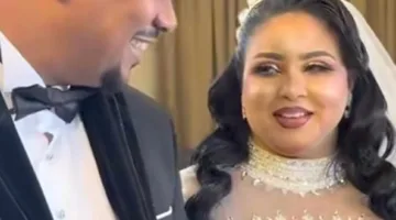 شاهد: عريس سوداني يغني لعروسته بأداء رائع ويثني عليها قائلاً: “لا توجد فتاة تساوي جمالك، يا زينبو”!