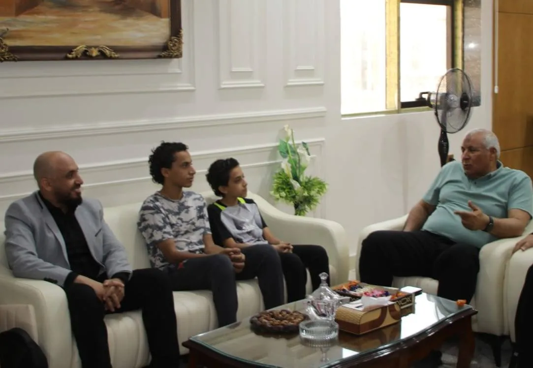 محافظ الوادي الجديد يستعرض طرق تحويل الخدمات الحكومية إلى الرقمية وتطوير مهارات الشباب. محافظ الوادي الجديد يستعرض طرق تحويل الخدمات الحكومية إلى الرقمية وتطوير مهارات الشباب.