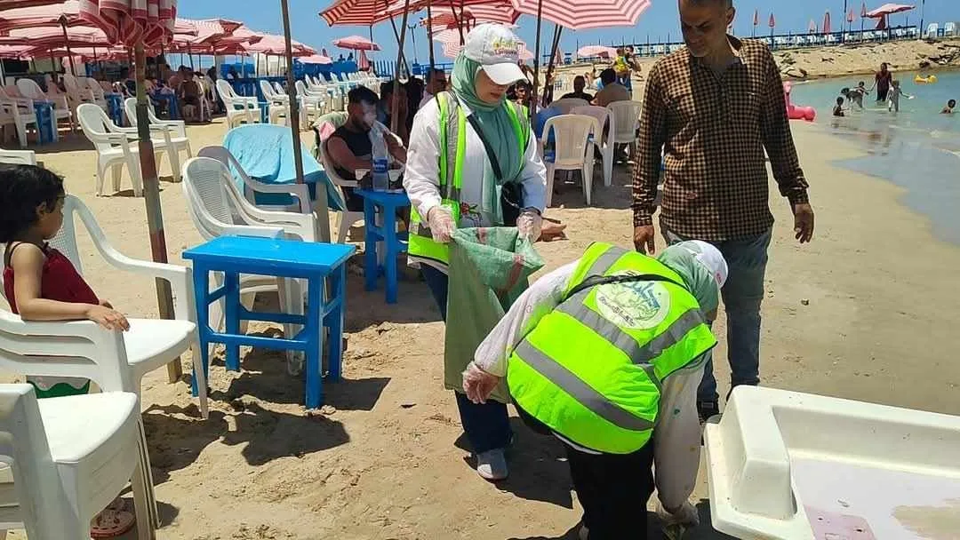 فريق الشباب المتطوعين في مصر يطلق مبادرة “كن إيجابياً” لتنظيف الشواطئ بمناسبة اليوم العالمي للبيئة. فريق الشباب المتطوعين في مصر يطلق مبادرة “كن إيجابياً” لتنظيف الشواطئ بمناسبة اليوم العالمي للبيئة.