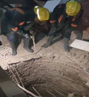 إنقاذ طفل سقط في مجرى للصرف الصحي بالبحر الأحمر أثناء لعبه مع إخوته. إنقاذ طفل سقط في مجرى للصرف الصحي بالبحر الأحمر أثناء لعبه مع إخوته.