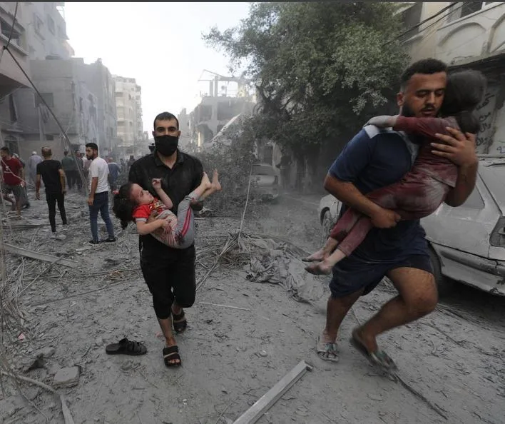 مئات من الكتّاب الإسبان يتظاهرون ضد مذبحة غزة: لا مبرر لقتل الأطفال، فهم ليسوا مقاتلين. مئات من الكتّاب الإسبان يتظاهرون ضد مذبحة غزة: لا مبرر لقتل الأطفال، فهم ليسوا مقاتلين.