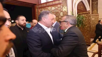 5 لقطات من حضور محمود الخطيب لجنازة والدة عمرو الجنايني