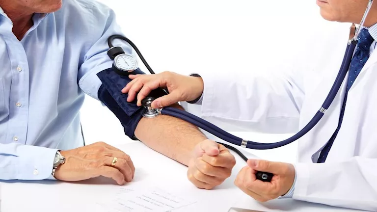5 مشروبات قد تؤدي إلى انخفاض ضغط الدم.. تجنبها!