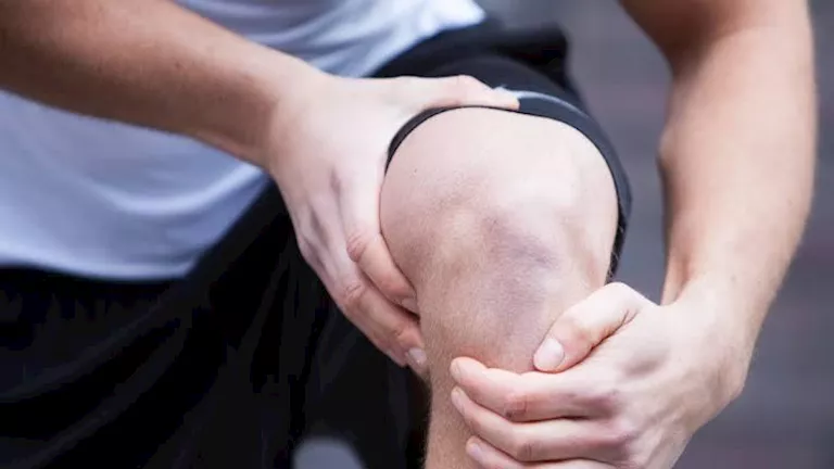 5 نصائح فعالة لتقليل صوت طقطقة الركبة