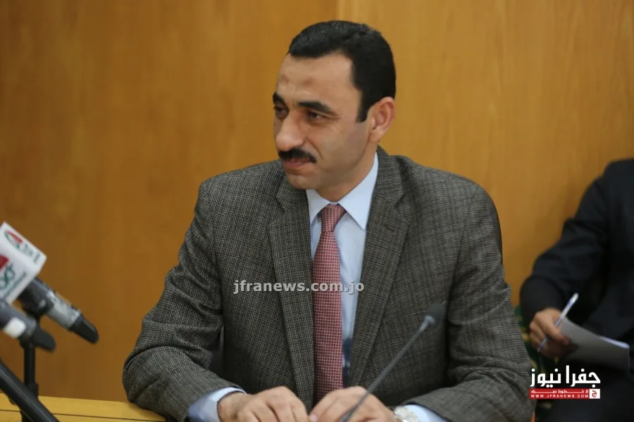مدير الغذاء يجتهد أمام رئيس الوزراء، بينما يواجه محاولات لإزاحته