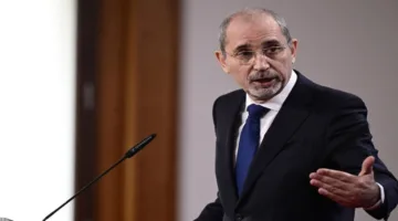 الصفدي يشدد على أهمية التوصل إلى اتفاق لوقف إطلاق النار في غزة وتبادل الأسرى.