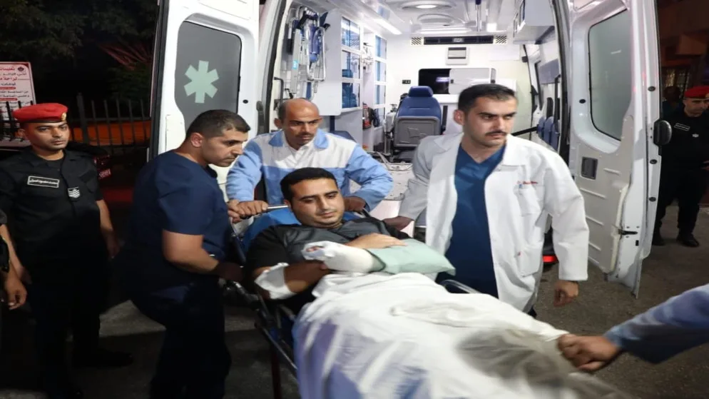 القوات المسلحة تنقل الممرض المصاب خلال عمله في المستشفى الميداني بغزة. القوات المسلحة تنقل الممرض المصاب خلال عمله في المستشفى الميداني بغزة.