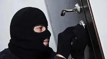 موظفون يعبثون بأموال الزبائن في أحد المصارف – التفاصيل كاملة