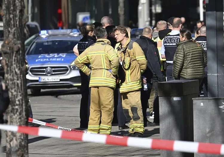 الشرطة الألمانية: حادث الدهس الذي تعرض له مجموعة من الأشخاص في مدينة باساو قد يكون مرتبطًا بمواضيع عائلية. الشرطة الألمانية: حادث الدهس الذي تعرض له مجموعة من الأشخاص في مدينة باساو قد يكون مرتبطًا بمواضيع عائلية.