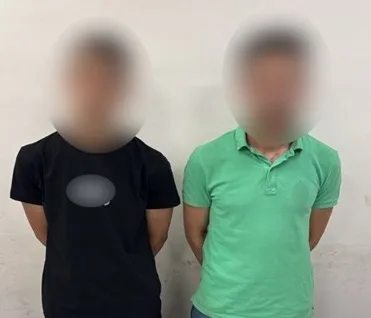 القبض على مدير مطعم أجنبي بعد إشهاره سلاحًا أبيض خلال مشاجرة مع رجل أعمال في القاهرة. القبض على مدير مطعم أجنبي بعد إشهاره سلاحًا أبيض خلال مشاجرة مع رجل أعمال في القاهرة.