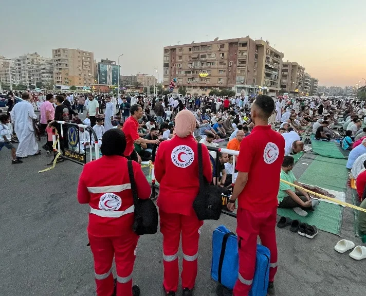 الهلال الأحمر يساهم في تأمين احتفالات عيد الأضحى من خلال وجوده في المساجد والحدائق العامة ومواقع السفر. الهلال الأحمر يساهم في تأمين احتفالات عيد الأضحى من خلال وجوده في المساجد والحدائق العامة ومواقع السفر.