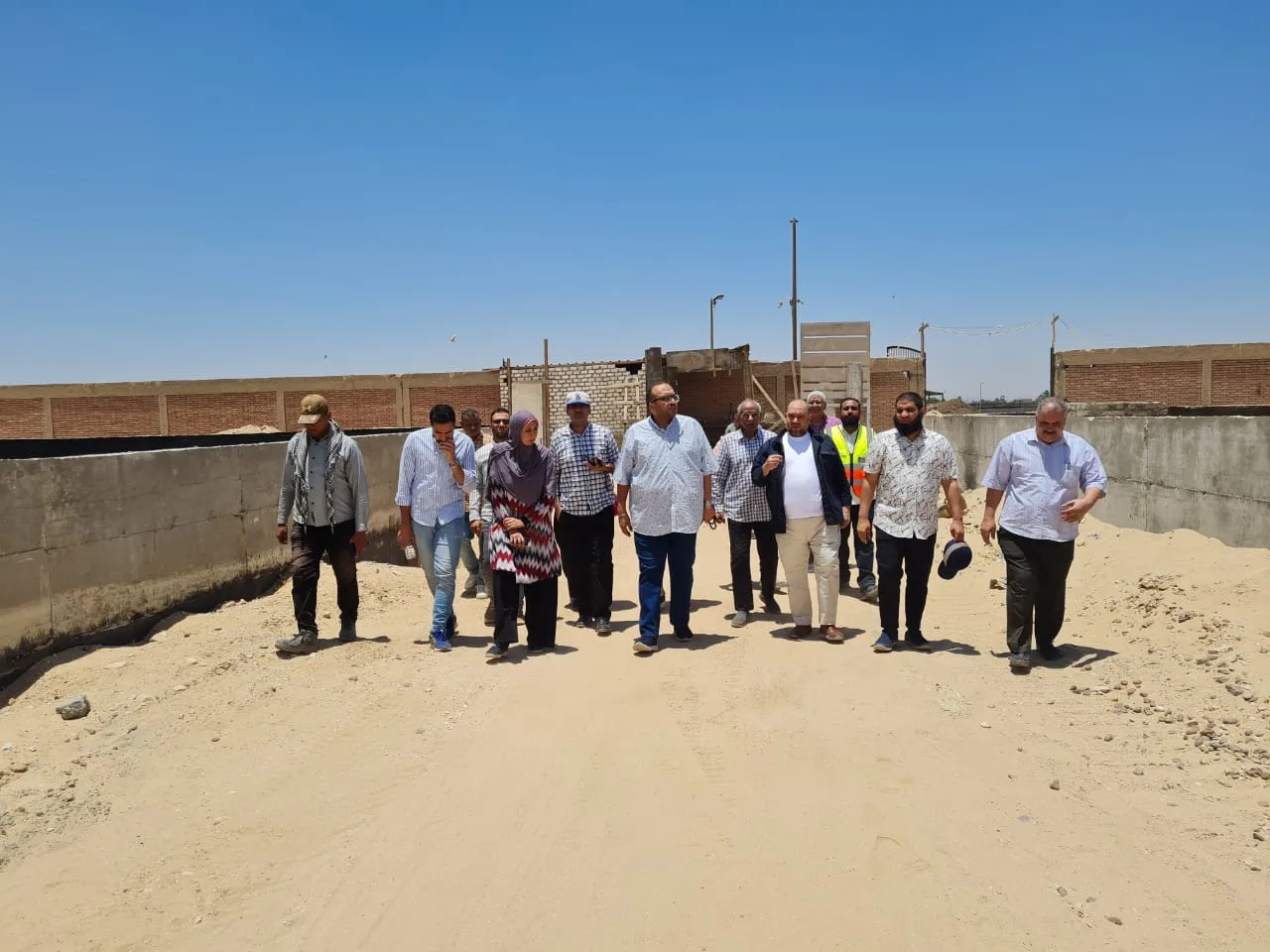 مدير مياه سوهاج يقوم بزيارة ميدانية لمتابعة أعمال التجديد في محطة معالجة صرف الكولا ومجمع التخزين. مدير مياه سوهاج يقوم بزيارة ميدانية لمتابعة أعمال التجديد في محطة معالجة صرف الكولا ومجمع التخزين.