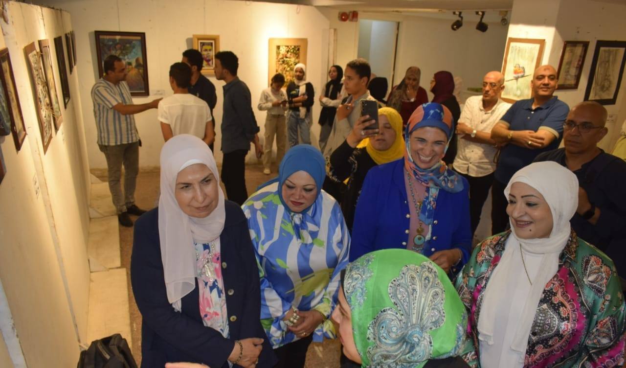 قد يكون رسمًا توضيحيًا لـ ١٢ شخصًا