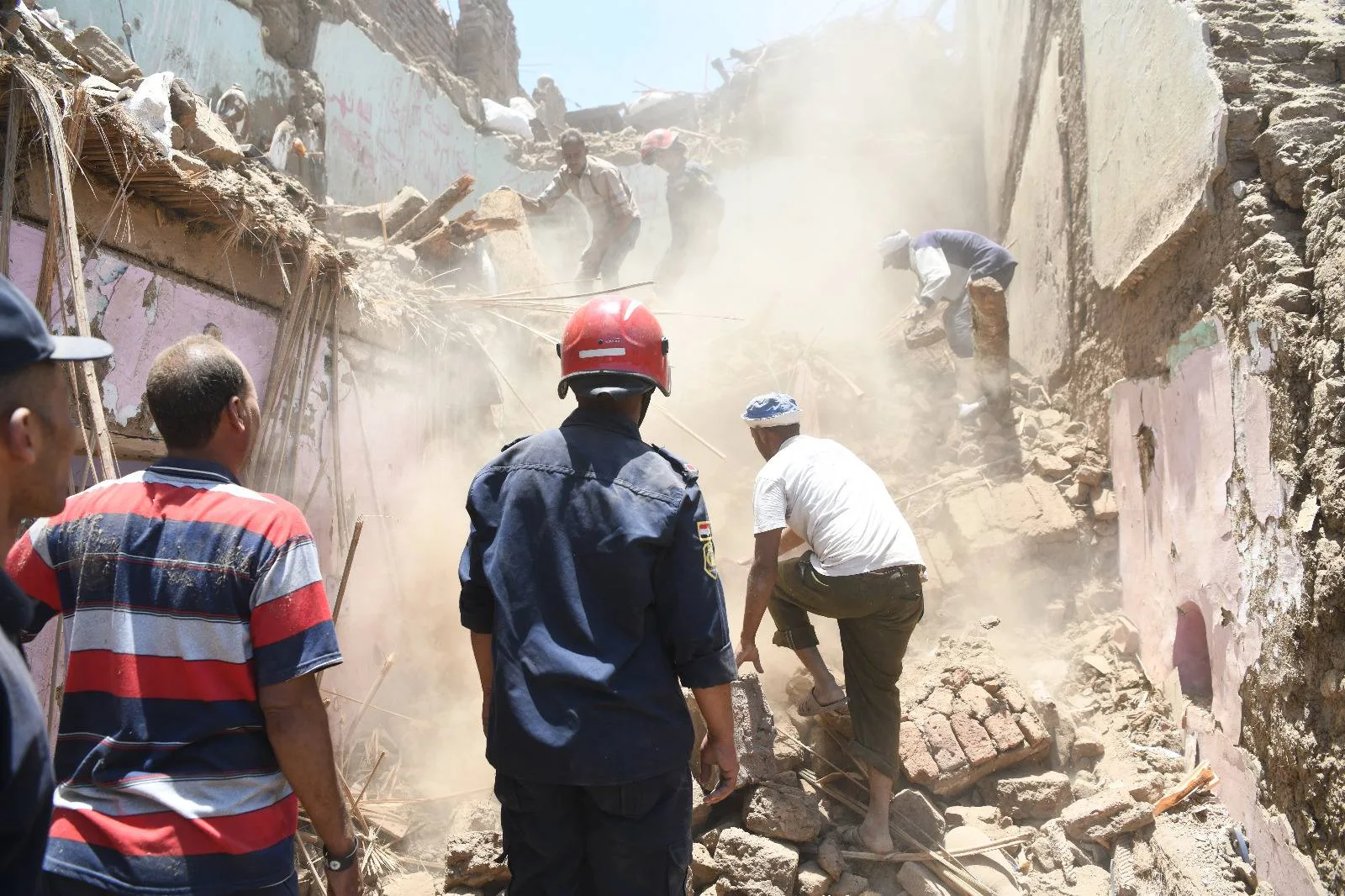 استخرج جثمان فتاة من تحت أنقاض المنزل المنهار في دندرة بقنا استخرج جثمان فتاة من تحت أنقاض المنزل المنهار في دندرة بقنا