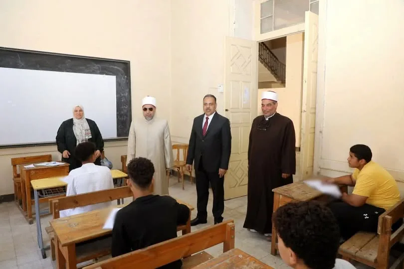 محافظ الشرقية يراقب تقدم اختبارات شهادة الثانوية الأزهرية للعام الدراسي 2024/2025 في معهد الزقازيق الديني للبنين. محافظ الشرقية يراقب تقدم اختبارات شهادة الثانوية الأزهرية للعام الدراسي 2024/2025 في معهد الزقازيق الديني للبنين.