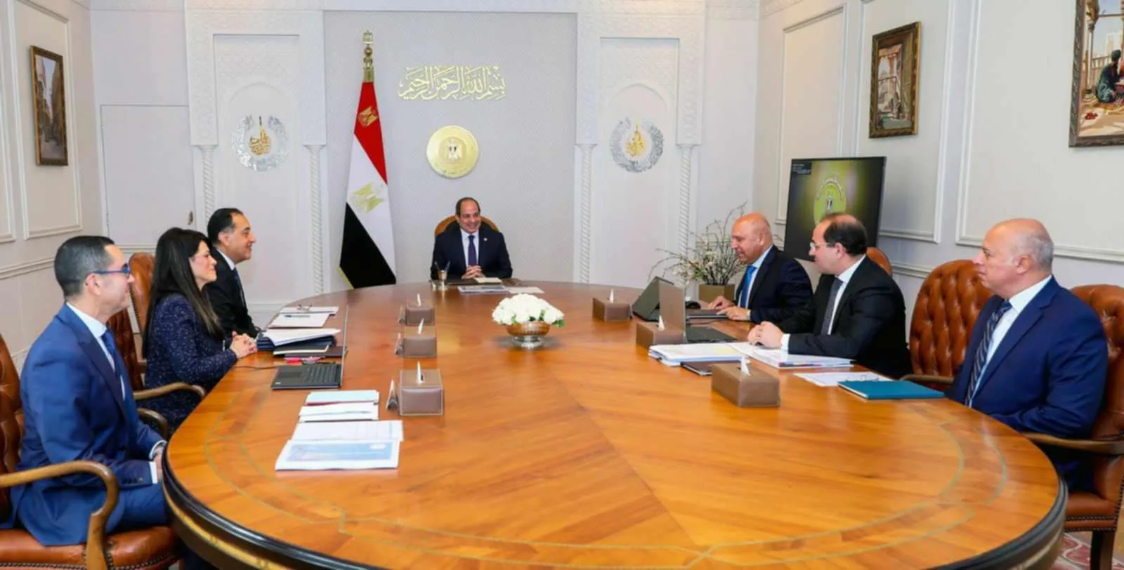 السيسي يلتقي مدبولي وعدد من الوزراء ويؤكد على أهمية متابعة جهود تعزيز الصادرات المصرية
