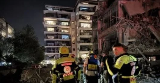 يسرائيل هيوم: آلاف المباني في تل أبيب بدون ملاجئ آمنة في ظل تصاعد التوتر مع إيران يسرائيل هيوم: آلاف المباني في تل أبيب بدون ملاجئ آمنة في ظل تصاعد التوتر مع إيران