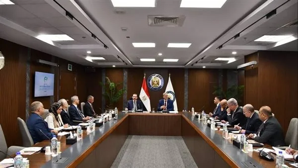 وزير البترول يراقب تجهيزات مشروع إنتاج حمض الفوسفوريك في هضبة أبوطرطور وزير البترول يراقب تجهيزات مشروع إنتاج حمض الفوسفوريك في هضبة أبوطرطور
