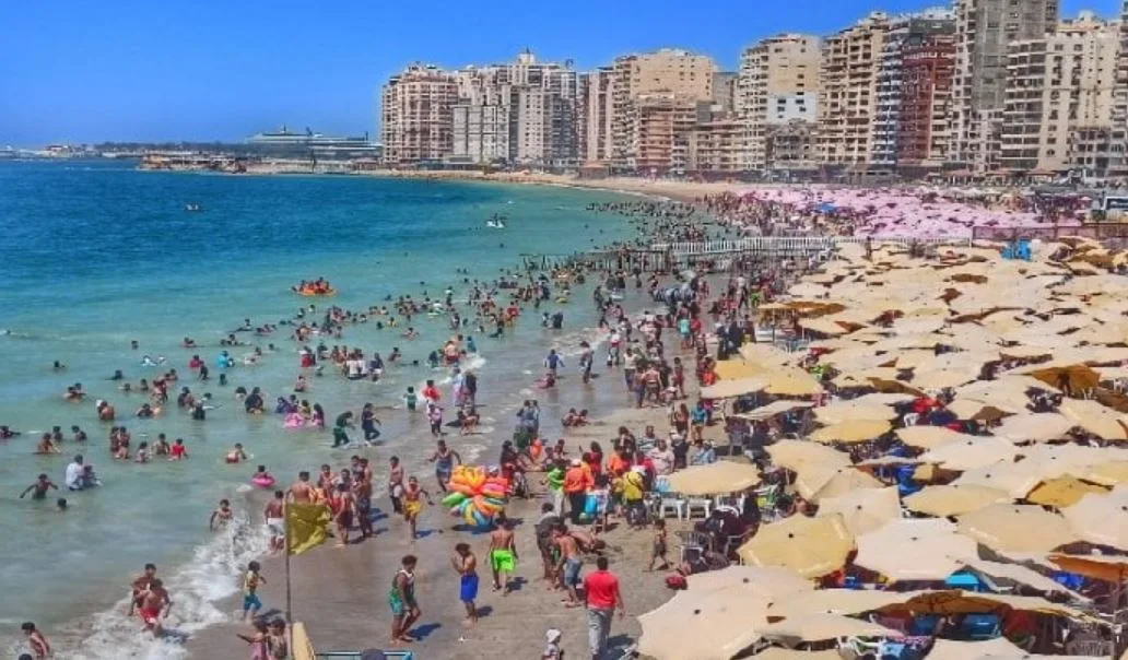 شاطئ متألق واحتفالات العيد: الإسكندرية تستقبل الزوار بمتوسط إقبال واستعدادات مكثفة على الشواطئ. شاطئ متألق واحتفالات العيد: الإسكندرية تستقبل الزوار بمتوسط إقبال واستعدادات مكثفة على الشواطئ.