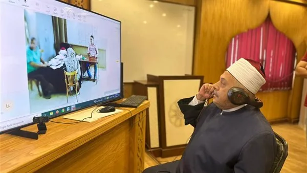 طلاب الفرع العلمي يتقدمون لامتحان الفيزياء في جو من النظام والهدوء الكامل. طلاب الفرع العلمي يتقدمون لامتحان الفيزياء في جو من النظام والهدوء الكامل.