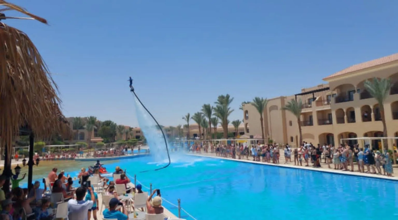 عروض الفلاي بورد في الغردقة: تجربة مذهلة للمياه تأسر السياح والمصريين من خلال الرجل الطائر عروض الفلاي بورد في الغردقة: تجربة مذهلة للمياه تأسر السياح والمصريين من خلال الرجل الطائر