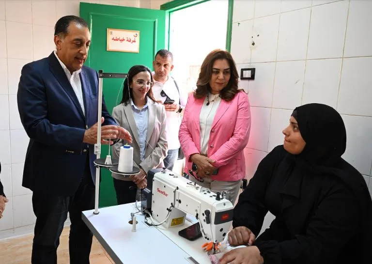 مدبولي يُعِدّ لعرض منتجات مشغل البحراوية في مواقع متعددة على مستوى البلاد لتيسير الوصول إليها. مدبولي يُعِدّ لعرض منتجات مشغل البحراوية في مواقع متعددة على مستوى البلاد لتيسير الوصول إليها.