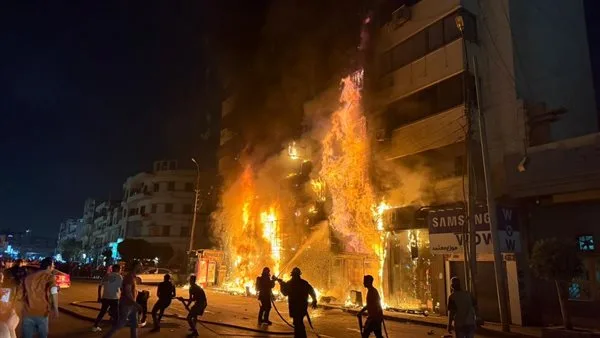 عامل يفرقع النار على مدخل منزل أجنبي بأبو النمرس.. والدافع مدهش عامل يفرقع النار على مدخل منزل أجنبي بأبو النمرس.. والدافع مدهش