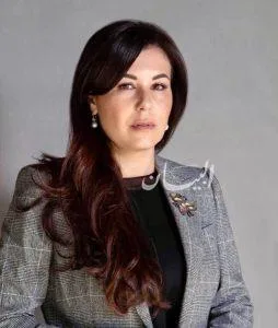 ياسمين خميس تقرر منح وظيفة لابن البطل خالد شوقي في شركة النساجون الشرقيون. ياسمين خميس تقرر منح وظيفة لابن البطل خالد شوقي في شركة النساجون الشرقيون.
