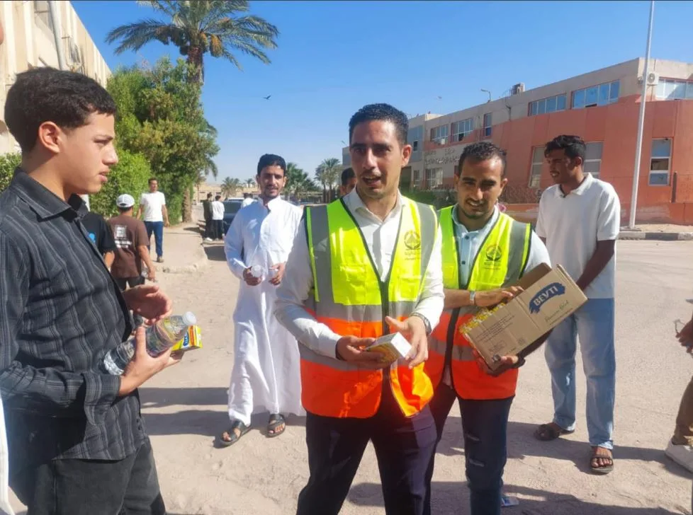 حزب الجبهة الوطنية في جنوب سيناء distributes bottles of water and juices to high school students outside exam centers. حزب الجبهة الوطنية في جنوب سيناء distributes bottles of water and juices to high school students outside exam centers.