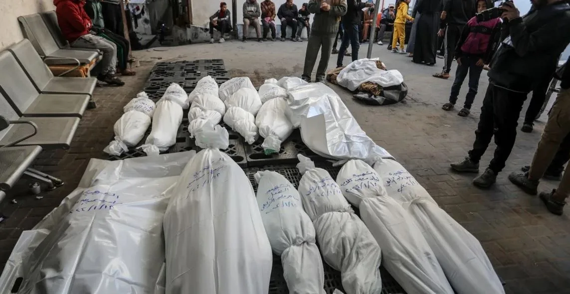 استشهاد 27 فلسطينيا في مجزرة جديدة نفذها جيش الاحتلال في مركز توزيع مساعدات جنوب غزة استشهاد 27 فلسطينيا في مجزرة جديدة نفذها جيش الاحتلال في مركز توزيع مساعدات جنوب غزة
