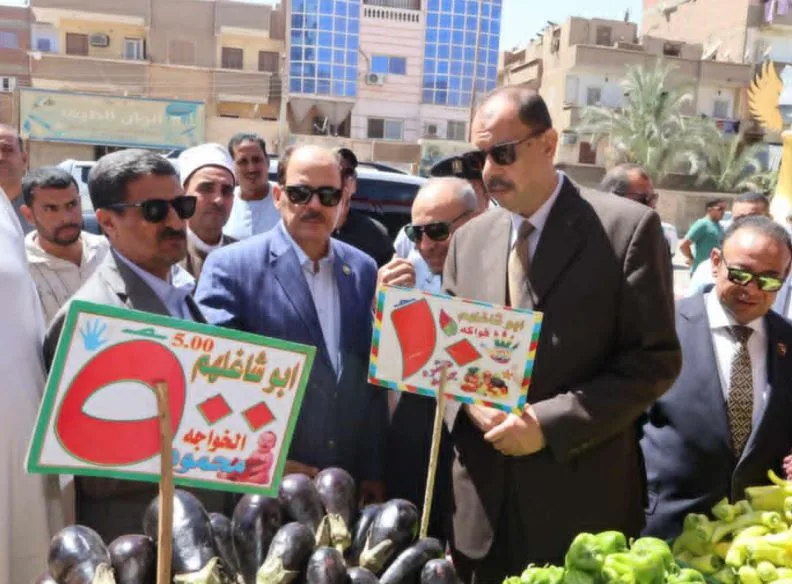 مبادرة الحكومة لأهالي سوهاج: سوق اليوم الواحد في أخميم يقدم منتجات بأسعار مخفضة قبل عيد الفطر مبادرة الحكومة لأهالي سوهاج: سوق اليوم الواحد في أخميم يقدم منتجات بأسعار مخفضة قبل عيد الفطر