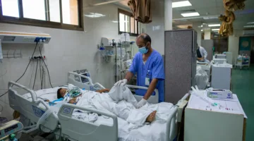تداعيات الهجمات الإسرائيلية ونقص الإمدادات على النظام الصحي في غزة