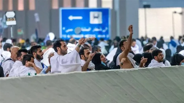 الحجاج يقذفون الجمرات الثلاث في اليوم الثاني من أيام التشريق.. التفاصيل الحجاج يقذفون الجمرات الثلاث في اليوم الثاني من أيام التشريق.. التفاصيل