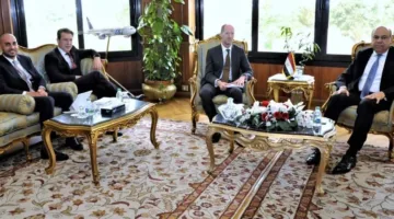 وزير الطيران يستعرض مع وفد من البنك الأوروبي لإعادة الإعمار والتنمية آفاق التعاون في مشاريع المطارات