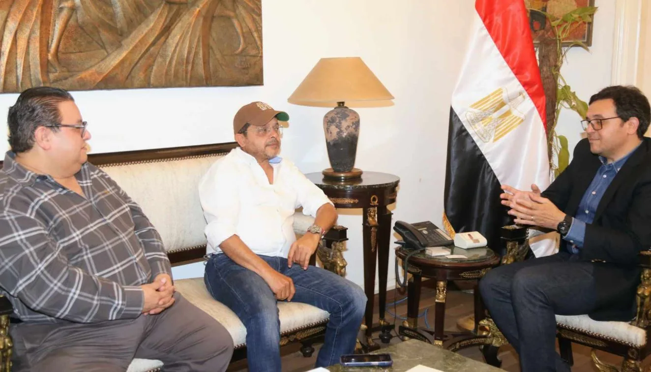 وزير الثقافة يناقش مع محمد هنيدي إقامة عروض مسرحية في المحافظات وزير الثقافة يناقش مع محمد هنيدي إقامة عروض مسرحية في المحافظات