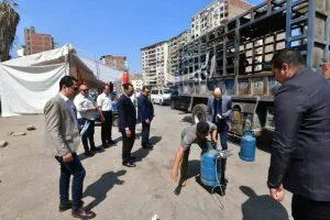 محافظ الدقهلية يعترض سيارة أنابيب الغاز للتحقق من وزن الأسطوانة بواسطة الميزان محافظ الدقهلية يعترض سيارة أنابيب الغاز للتحقق من وزن الأسطوانة بواسطة الميزان