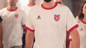 ولي العهد يتواجد بين جماهير الأردن في مباراة عمان (فيديو)