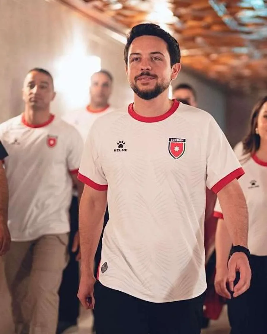 ولي العهد يتواجد بين جماهير الأردن في مباراة عمان (فيديو) ولي العهد يتواجد بين جماهير الأردن في مباراة عمان (فيديو)