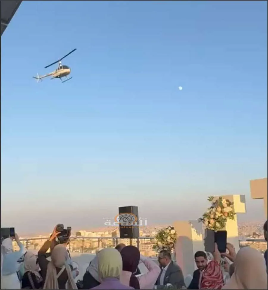 عريس من الأردن يستخدم طائرة هليكوبتر لرش الورود في السماء (فيديو وصور) عريس من الأردن يستخدم طائرة هليكوبتر لرش الورود في السماء (فيديو وصور)