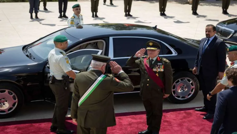 الملك يشرف على احتفال الجيش في صرح الشهيد ويمنح أوسمة لعدد من أفراده (صور) الملك يشرف على احتفال الجيش في صرح الشهيد ويمنح أوسمة لعدد من أفراده (صور)