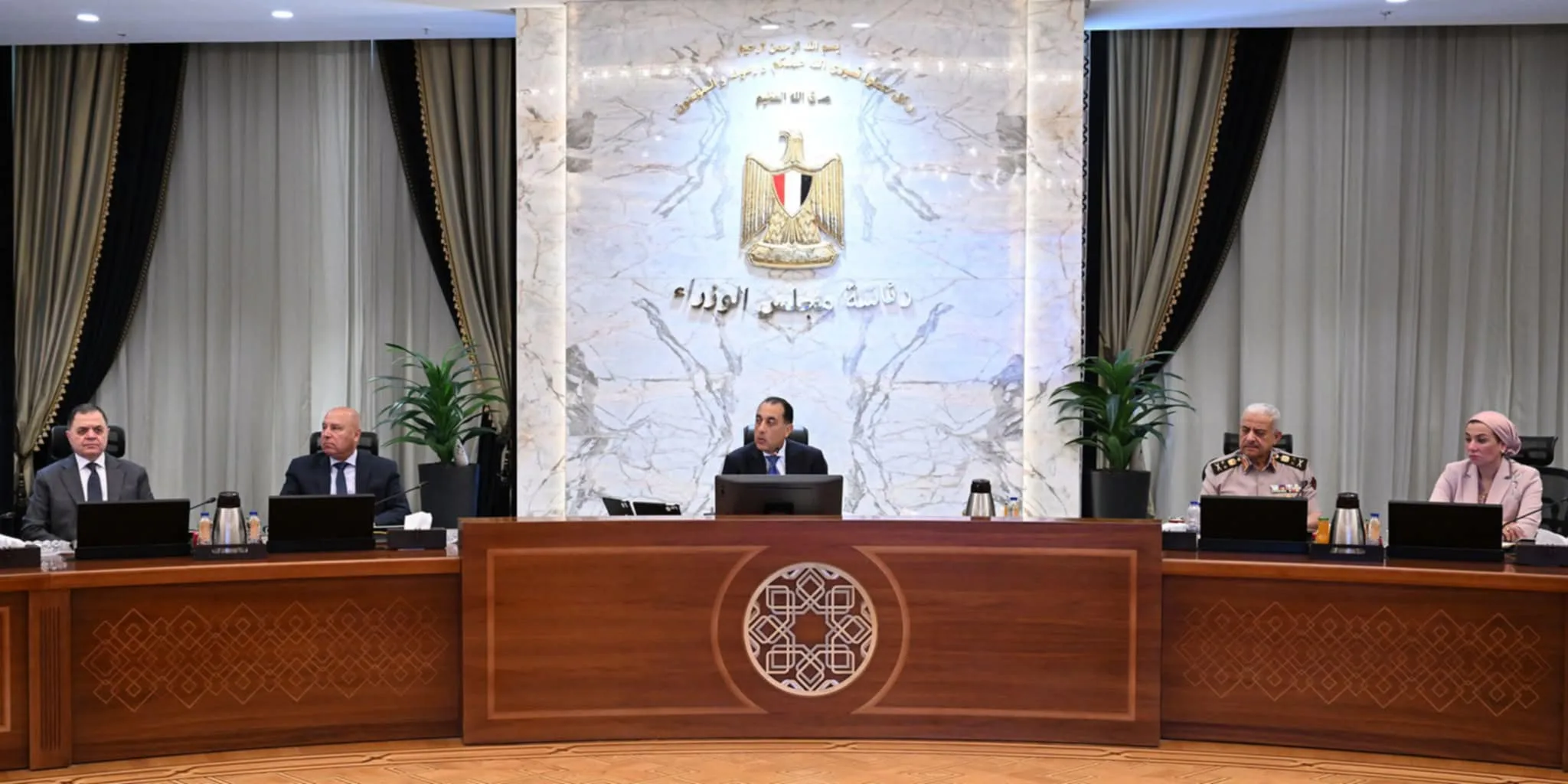 مجلس الوزراء يناقش بدء البث التجريبي للمنصة الرقمية الخاصة بتراخيص الاستثمار مجلس الوزراء يناقش بدء البث التجريبي للمنصة الرقمية الخاصة بتراخيص الاستثمار