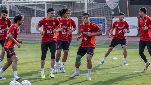 أبرز اللاعبين البدلاء في الأهلي مثل زيزو وتريزيجيه خلال المباراة الودية ضد باتشوكا استعدادًا لكأس العالم للأندية. أبرز اللاعبين البدلاء في الأهلي مثل زيزو وتريزيجيه خلال المباراة الودية ضد باتشوكا استعدادًا لكأس العالم للأندية.